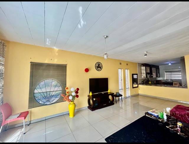 2 BEDROOM APARTMENT FOR SALE IN VANDERBIJLPARK CW 3